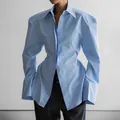 Gestructureerd lichtblauw shirt met lange mouwen, getailleerde taille en schouders - S / Tops / Blauw