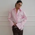 Elegante roze kantoorblouse met lange mouwen en zeer stijlvolle brede manchetten. - S / Tops / Roze