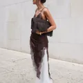 Robe nuisette élégante en satin marron chocolat avec bordure en dentelle et fente - S / Robes / Marron