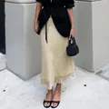 Elegante lichtgele satijnen midi-rok met doorschijnende mesh-zoom en fishtail-ontwerp - S / Bottoms / Champagne