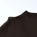 Primer plano del detalle del cuello y la textura de la tela de un top de malla negra transparente - S / Tops / Negro
