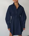 Gedetailleerde opname van de elegante marineblauwe getailleerde overhemdjurk voor dames. - Marineblauw