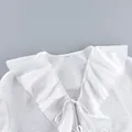 Weiße Bluse mit Bindeband, elegantem Rüschen-V-Ausschnitt und leichtem Stoff - S / Oberteil Und Unterteil / Weiß