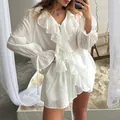 Weißes zweiteiliges Set mit Rüschen, langärmligem Bindetop und Shorts - S / Oberteil Und Unterteil / Weiß