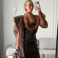 Elegante blusa de malla transparente marrón de manga larga para mujer con estilo - S / Tops / Marrón