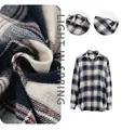 Macrodetail van zachte geruite stoftextuur en casual ruimvallend flanellen overhemd - S / Tops / Geruit