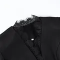 Exquise close-up van de ingewikkelde zwarte kanten V-hals op deze elegante damesjas voor vrouwen - S / Tops / Zwart