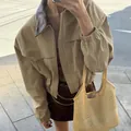 Klassische khakifarbene Langarmjacke mit braunem Reverskragen aus Lederimitat - S / Oberteile / Khaki
