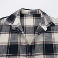 Detailopname van een klassieke geruite overhemdkraag met stoftextuur en maatlabel - S / Tops / Geruit
