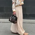 Pantalon d'été beige élégant à coupe ample et ourlet bouffant avec texture plissée - S / Bas / Kaki
