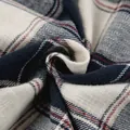 Gedetailleerde macro-opname van zachte marineblauwe en crème geruite flanellen stof voor shirts - S / Tops / Geruit