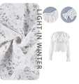 Gedetailleerde weergave van delicate witte kant en dubbellaagse ruffelkraag design - S / Tops / Wit