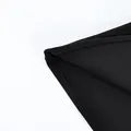 Detailopname van de zwarte stoftextuur en stiksels van een elegant kanten damesjack - S / Tops / Zwart