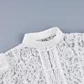 Primo piano di camicia in pizzo bianco con colletto alla coreana e bottoni raffinati - Taglia S / Top / Bianco