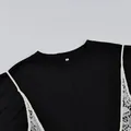 Dettaglio ravvicinato della t-shirt nera con canotta in pizzo bianco sovrapposta. - Taglia S / Set / Nero