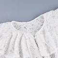 Detailopname van een witte kanten blouse met een delicate dubbellaagse ruffelkraag. - S / Tops / Wit