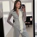 Elegante witte damesblazer met delicate kantmouwen en een stijlvol V-hals ontwerp - S / Tops / Wit