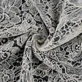 Dettaglio macro della complessa trama del tessuto in pizzo floreale bianco e nero - Taglia S / Set / Nero