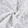 Detailopname van delicate witte bloemenkantstof met een verfijnde mazenstructuur - S / Tops / Wit