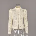 Elegante camicetta in pizzo beige con colletto alla coreana e chiusura ad alamari cinesi - Taglia S / Top / Albicocca