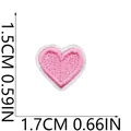Vista dettagliata di una toppa ricamata a cuore rosa con dimensioni in cm e pollici - Cuore Rosa (W29PX-025-04)
