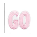 Dettaglio ravvicinato della toppa ricamata rosa GO con trama e dimensioni esatte - Stile Testo-GO (W29PX-058-18)