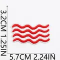 Dettaglio dimensioni toppa ricamata a onde rosse e bianche da 5,7cm x 3,2cm - Onde del Mare Rosse (W29PX-045-03)
