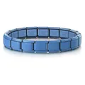 Primo piano di un bracciale modulare italiano blu opaco in acciaio inossidabile - Blu Zaffiro