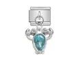 Primer plano de un dije de cangrejo de plata con cristal azul para brazaletes DIY - Estilo Cangrejo con Gema Azul (D874)