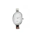 Primer plano de reloj de cuarzo ovalado con diamantes de imitación y correa plateada - Esfera Blanca Plateada