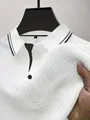 Gedetailleerde macro-opname van een wit wafelgebreid poloshirt met contrastkraag - S / Tops / Wit