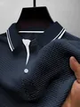 Detail van mesh ijszijde poloshirt met ademende textuur en gestreepte kraag - S / Tops / Marineblauw