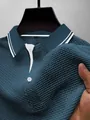 Detailopname van blauw mesh ijshuid poloshirt met honingraattextuur en gestreepte kraag - Denim Blauw