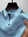 Macro detail van ademende lichtblauwe mesh stof voor heren ice silk poloshirt - Lichtblauw