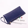 Elegante blauwe leren clutch met krokodillentextuur, gouden rits en een polsbandje - Donkerblauw
