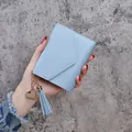 Élégant portefeuille bleu clair pour femmes avec gland et breloque en forme de cœur - Bleu ciel