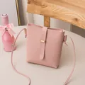 Elegante minimalistische roze crossbodytas in emmerstijl met een gladde textuur - Roze