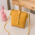 Piccola borsa a secchiello gialla minimalista con texture liscia per donne alla moda - Giallo