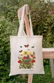 Canvas draagtas met 'No Rain No Flowers' bloemenprint hangend in een tuinsetting - 35*40cm / Kleurrijke Bloemen Vlinder Illustratie (10)