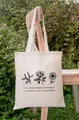 Gedetailleerde weergave van canvas draagtas met bloemenprints en inspirerende tekst - 35*40cm / Drie Bloemen Lijintekening Print (7)