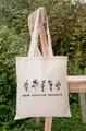 Detail van een crème canvas tas met bloemenprints en positieve gedachten tekst. - 35*40cm / Inspirerende Quote Bloemenprint (6)