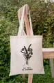Detailweergave van de No Rain No Flowers bedrukte canvas draagtas in een tuinsetting - 35*40cm / Artistieke Illustratie Bloemenprint (5)