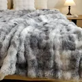 Dettaglio di una morbida coperta di peluche grigia sfumata con trama a bolle sul letto - Tie-dye Grigio Chiaro