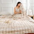 Primo piano dettagliato della morbida trama a bolle di questa coperta di peluche - Beige Stampato