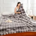 Coperta spessa in finta pelliccia di coniglio grigio con trama a bolle in una camera da letto - Grigio Stampato