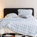 Coperta morbida in finta pelliccia di coniglio azzurra con trama a bolle per letto - Celeste