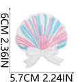 Parche bordado de concha en rosa y azul con lazo blanco para decorar ropa - Estilo Concha con Lazo (X11PX-095-20) / 6x5.7cm