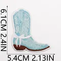 Primer plano de parche bordado de bota de vaquero azul claro, mide 6,1 x 5,4 cm - Bota de Vaquero Azul Claro (X11PX-092-22) / 6.1x5.4cm