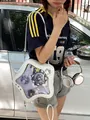 Modella con borsa ita bianca a forma di stella con finestra per badge di anime - Bianco