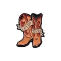 Vintage Cowboy-Stiefel Emaille-Pin mit roten Flammen und Let's Go Girls Banner-Detail - Cowboy-Stiefel (QHXZ560)
